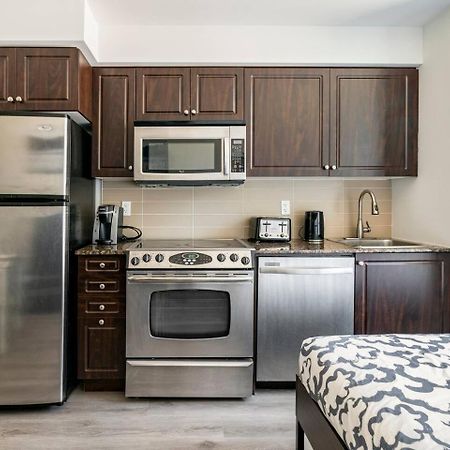 Luxury Suites Steps To Cn Tower Торонто Екстериор снимка